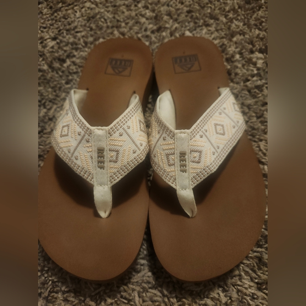 EUC Reef Flip Flops Size 7